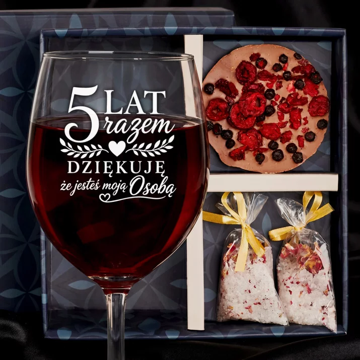 Zestaw Prezenowy Z Kieliszkiem Do Wina Na 5 Rocznicę Ślubu: 5 Lat Razem – Dziękuję Zestaw Prezenowy Z Kieliszkiem Do Wina Na 5 Rocznicę Ślubu: 5 Lat Razem – Dziękuję