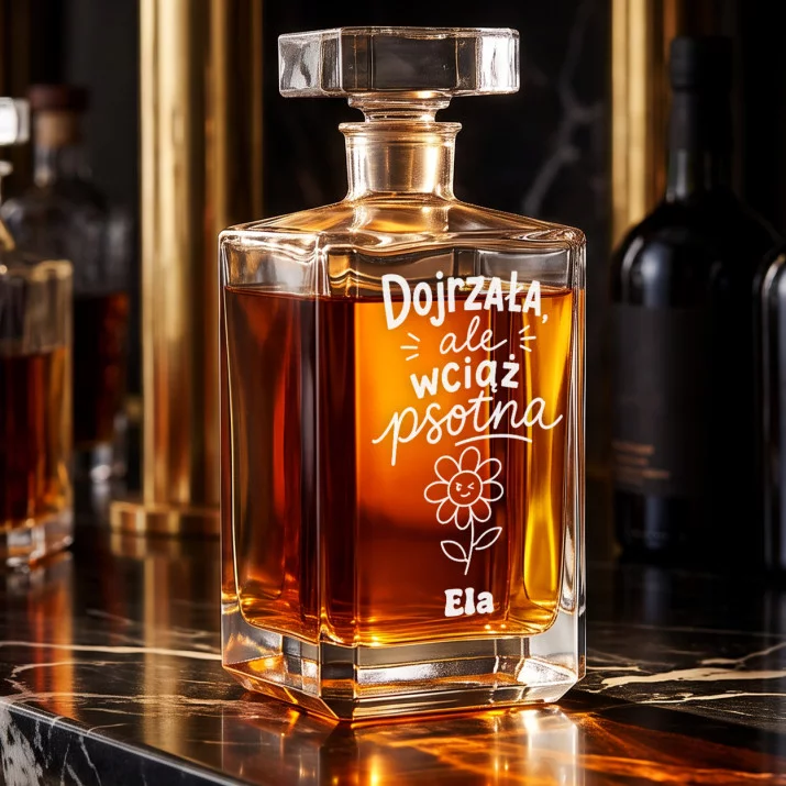 Karafka Do Whisky z Grawerem Na 50 Urodziny Prezent Dla 50 Latki Kobiety: Dojrzała, Ale Wciąż