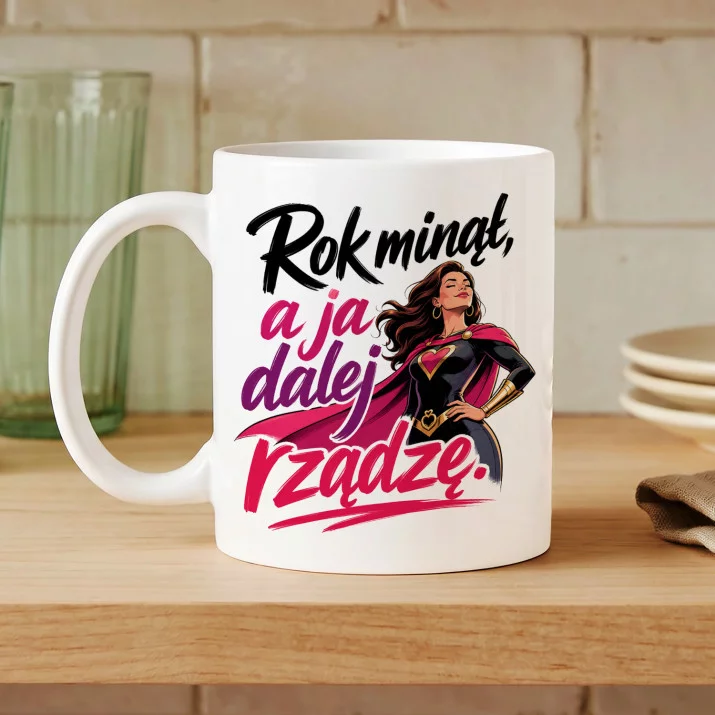 Kubek Z Nadrukiem Na Pierwszą Rocznicę Ślubu Prezent Na Walentynki Dla Kobiety: A Ja Dalej Rządzę Kubek Z Nadrukiem Na Pierwszą Rocznicę Ślubu Prezent Na Walentynki Dla Kobiety: A Ja Dalej Rządzę
