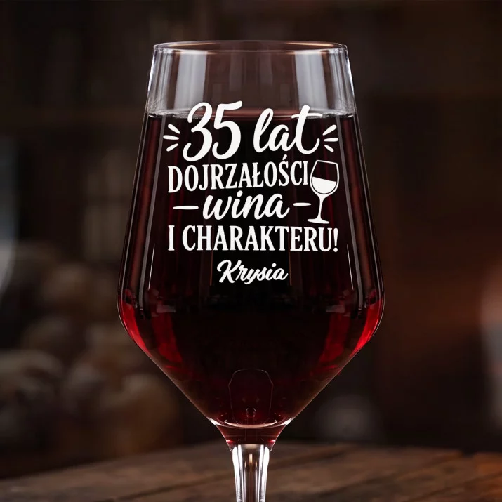 Mega Kieliszek Do Wina z Grawerem Na 35 Urodziny Prezent Dla 35 Latka Kobiety: 35 Lat Dojrzałości Mega Kieliszek Do Wina z Grawerem Na 35 Urodziny Prezent Dla 35 Latka Kobiety: 35 Lat Dojrzałości