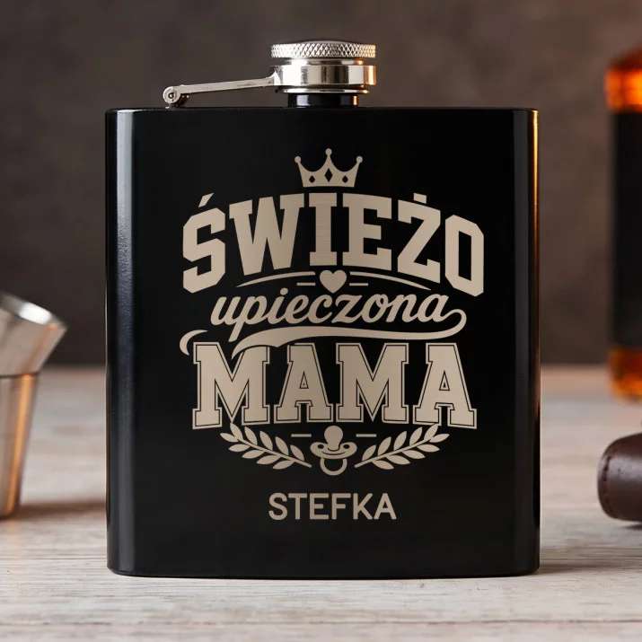 Piersiówka z Grawerem Na Pępkowe Prezent Dla Kobiety: Świeżo Upieczona Mama Piersiówka z Grawerem Na Pępkowe Prezent Dla Kobiety: Świeżo Upieczona Mama