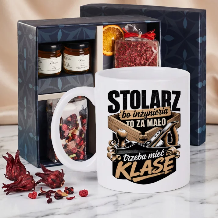 Zestaw Prezenowy Z Kubkiem Dla Stolarza: Stolarz - Trzeba Mieć Klasę Zestaw Prezenowy Z Kubkiem Dla Stolarza: Stolarz - Trzeba Mieć Klasę
