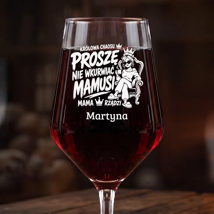 Mega Kieliszek Do Wina z Grawerem Dla Mamy Prezent Na Dzień Mamy Dla Kobiety: Królowa Chaosu Mega Kieliszek Do Wina z Grawerem Dla Mamy Prezent Na Dzień Mamy Dla Kobiety: Królowa Chaosu