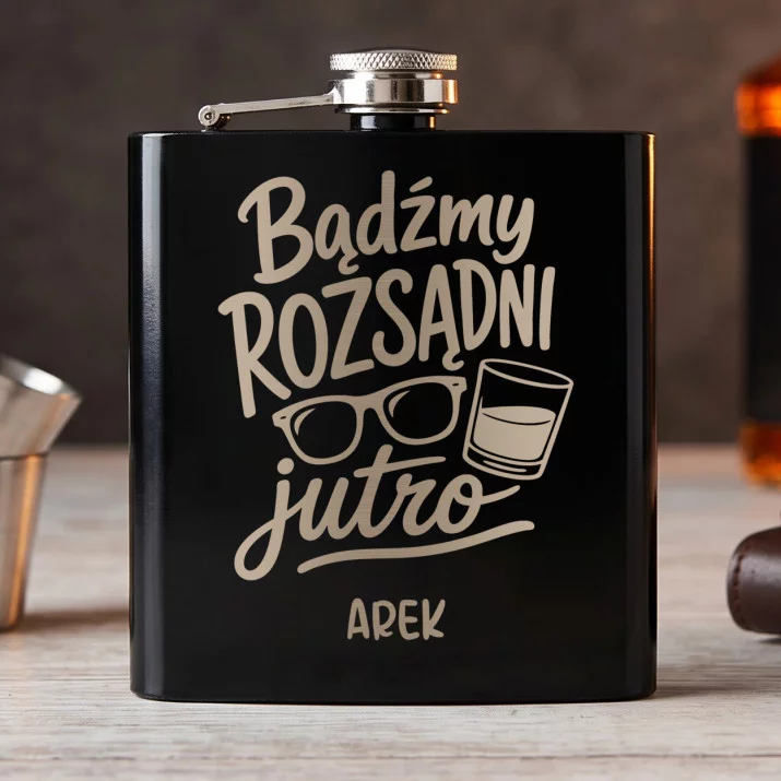 Piersiówka Z Grawerem Na Kawalerski Prezent Dla Mężczyzny: Bądźmy Rozsądni Jutro