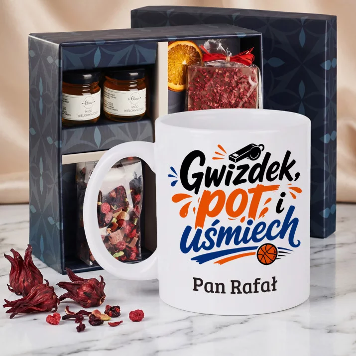 Zestaw Prezenowy z Kubkiem Dla Nauczyciela Wf Na Dzień Nauczyciela Dla Mężczyzny: Gwizdek, Pot I Uśmiech Zestaw Prezenowy z Kubkiem Dla Nauczyciela Wf Na Dzień Nauczyciela Dla Mężczyzny: Gwizdek, Pot I Uśmiech