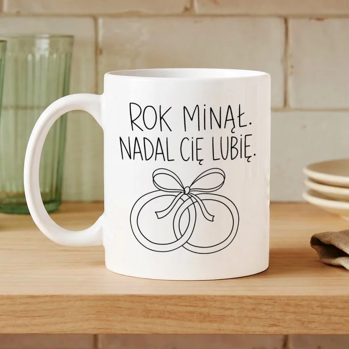 Kubek Z Nadrukiem Na 1 Rocznicę Ślubu Prezent Dla Kobiety: Nadal Cię Lubie Kubek Z Nadrukiem Na 1 Rocznicę Ślubu Prezent Dla Kobiety: Nadal Cię Lubie