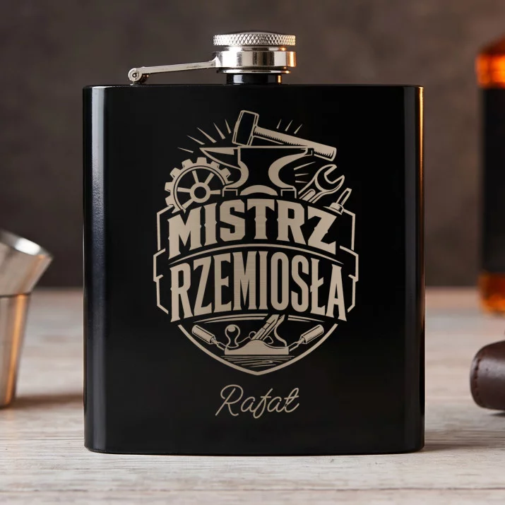 Piersiówka Z Grawerem Na 18 Urodziny Prezent Dla Mężczyzny: Duma Rzemieślnika Piersiówka Z Grawerem Na 18 Urodziny Prezent Dla Mężczyzny: Duma Rzemieślnika