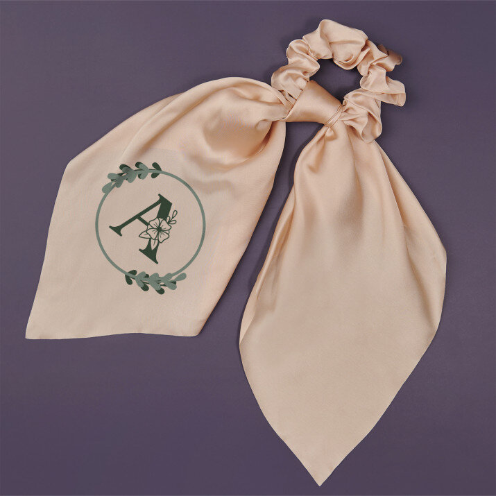 Monogram w kole kwiaty - Jedwabna gumka do włosów