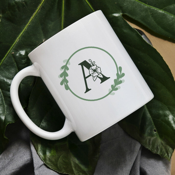 Monogram w kole kwiaty - kubek personalizowany