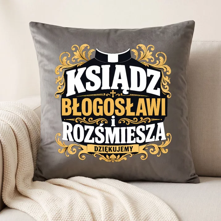 Poduszka Dekoracyjna Dla Księdza Prezent Dla Mężczyzny: Ksiądz Błogosławi I Rozśmiesza Poduszka Dekoracyjna Dla Księdza Prezent Dla Mężczyzny: Ksiądz Błogosławi I Rozśmiesza