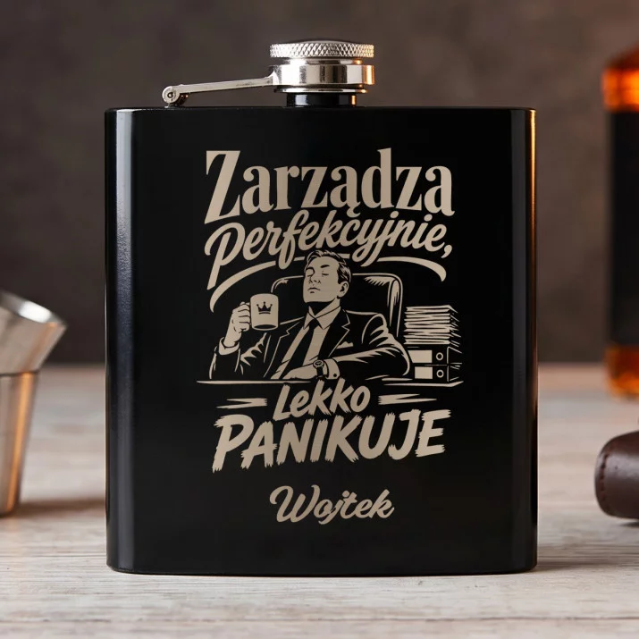 Piersiówka z Grawerem Dla Dyrektora Prezent Dla Mężczyzny: Zarządza Perfekcyjnie Piersiówka z Grawerem Dla Dyrektora Prezent Dla Mężczyzny: Zarządza Perfekcyjnie