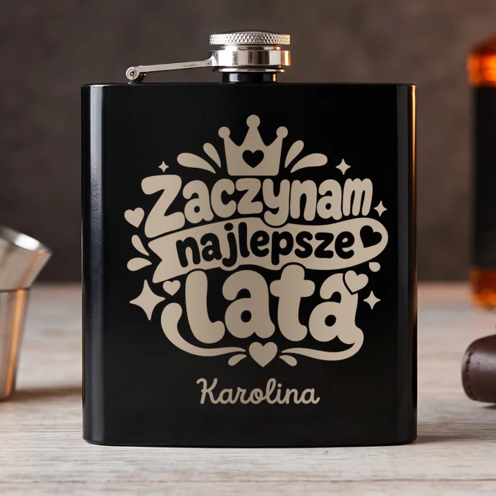 Piersiówka z Grawerem Dla 19 Latki Prezent Dla Kobiety: Zaczynam Najlepsze Lata Piersiówka z Grawerem Dla 19 Latki Prezent Dla Kobiety: Zaczynam Najlepsze Lata