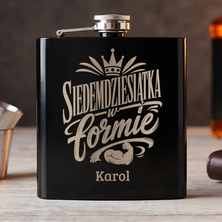 Piersiówka Z Grawerem Dla 70 Latka Prezent Na 70 Urodziny Dla Mężczyzny: Typograficzny Humor Seniora Piersiówka Z Grawerem Dla 70 Latka Prezent Na 70 Urodziny Dla Mężczyzny: Typograficzny Humor Seniora