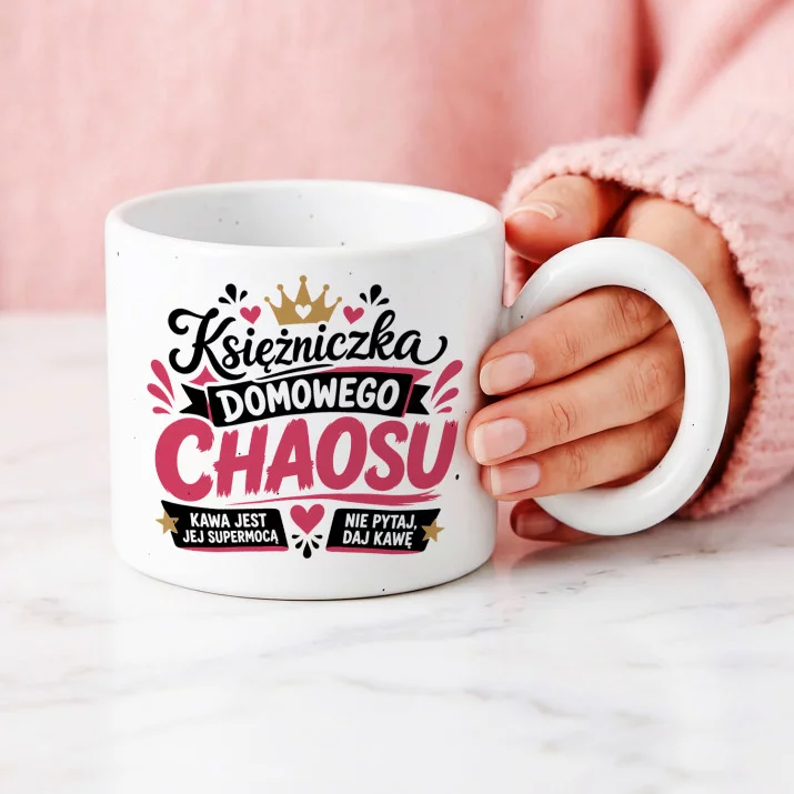 Kubek Z Okrągłym Uchem Na Wigilię Prezent Dla Kobiety: Domowy Chaos Z Humorem Kubek Z Okrągłym Uchem Na Wigilię Prezent Dla Kobiety: Domowy Chaos Z Humorem