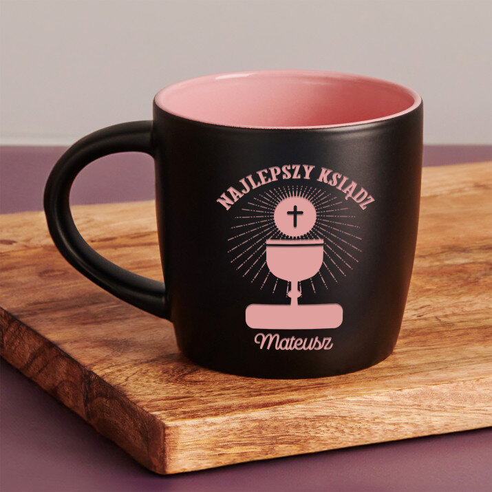 Najlepszy ksiądz - Czarny kubek ceramiczny Najlepszy ksiądz - Czarny kubek ceramiczny