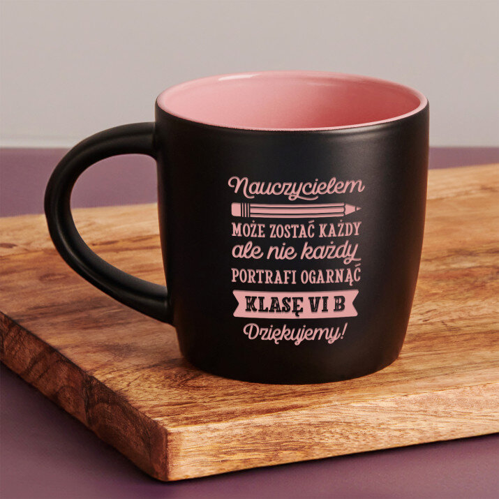 Nauczycielem może zostać - Czarny kubek ceramiczny