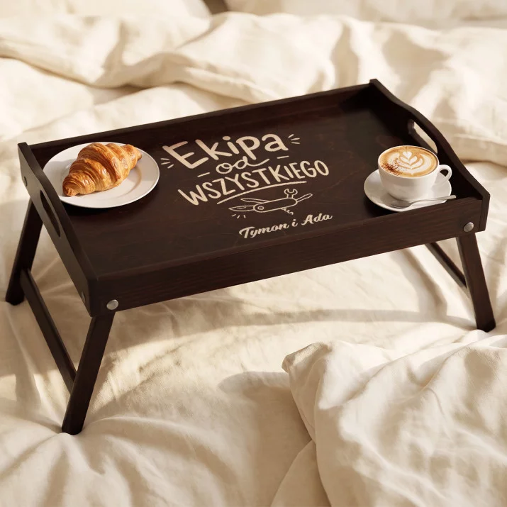 Stolik Śniadaniowy z Grawerem Dla Świadków Prezent Dla Pary: Ekipa Od Wszystkiego Stolik Śniadaniowy z Grawerem Dla Świadków Prezent Dla Pary: Ekipa Od Wszystkiego