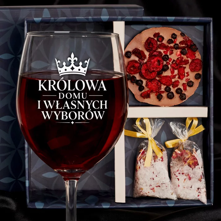 Zestaw Prezenowy Z Kieliszkiem Do Wina Dla Córki Dorosłej: Królowa Własnych Wyborów Zestaw Prezenowy Z Kieliszkiem Do Wina Dla Córki Dorosłej: Królowa Własnych Wyborów