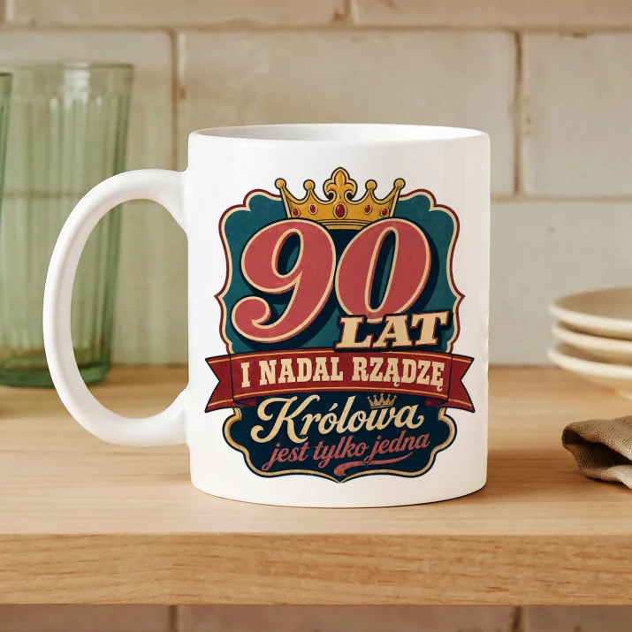 Kubek Z Nadrukiem Dla 90 Latki Prezent Na 90 Urodziny Dla Kobiety: 90 Lat I Nadal Rządzę Kubek Z Nadrukiem Dla 90 Latki Prezent Na 90 Urodziny Dla Kobiety: 90 Lat I Nadal Rządzę