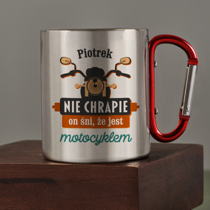 Nie chrapie - Kubek metalowy z karabińczykiem Nie chrapie - Kubek metalowy z karabińczykiem