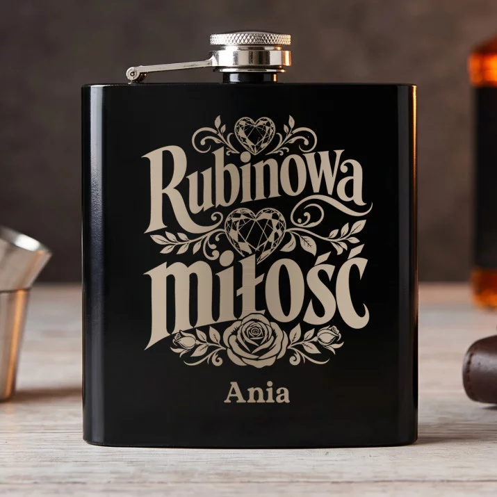 Piersiówka z Grawerem Na 40 Rocznicę Ślubu Prezent Dla Kobiety: Rubinowa Miłość Piersiówka z Grawerem Na 40 Rocznicę Ślubu Prezent Dla Kobiety: Rubinowa Miłość