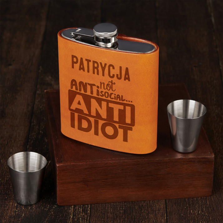Not antisocial - Piersiówka w skórzanej oprawie