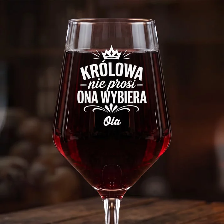 Mega Kieliszek Do Wina z Grawerem Dla Przyjaciółki Prezent Dla Kobiety: Królowa Nie Prosi Mega Kieliszek Do Wina z Grawerem Dla Przyjaciółki Prezent Dla Kobiety: Królowa Nie Prosi