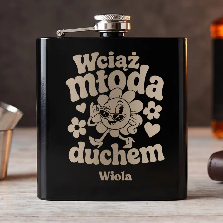 Piersiówka z Grawerem Dla 70 Latki Prezent Na 70 Urodziny Dla Kobiety: Wciąż Młoda Duchem Piersiówka z Grawerem Dla 70 Latki Prezent Na 70 Urodziny Dla Kobiety: Wciąż Młoda Duchem