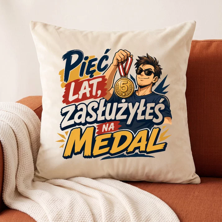 Poduszka Dekoracyjna Na 5 Rocznicę Ślubu Prezent Dla Mężczyzny: Zasłużony Medal