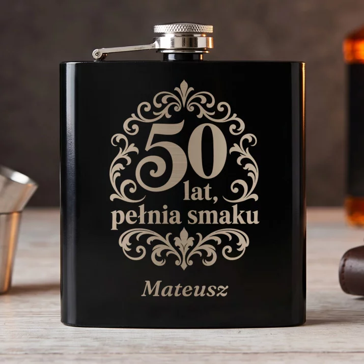 Piersiówka Z Grawerem Na 50 Urodziny Prezent Dla Mężczyzny: 50 Lat, Pełnia Smaku Piersiówka Z Grawerem Na 50 Urodziny Prezent Dla Mężczyzny: 50 Lat, Pełnia Smaku
