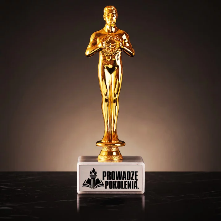 Statuetka Z Grawerem Na Zakończenie Roku Szkolnego Prezent Dla Kobiety: Prowadzę Pokolenia