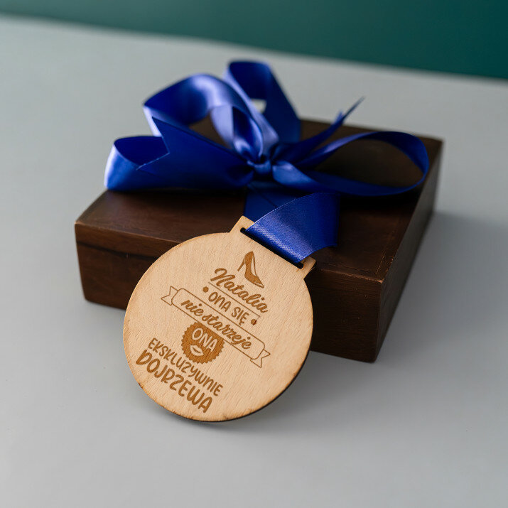 Ona się nie starzeje - Drewniany medal