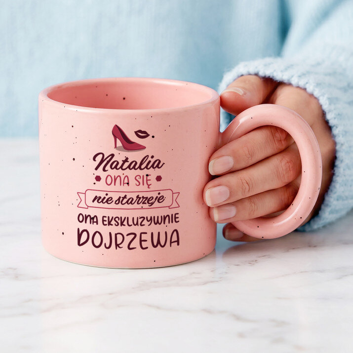 Ona się nie starzeje - Kubek z okrągłym uchem