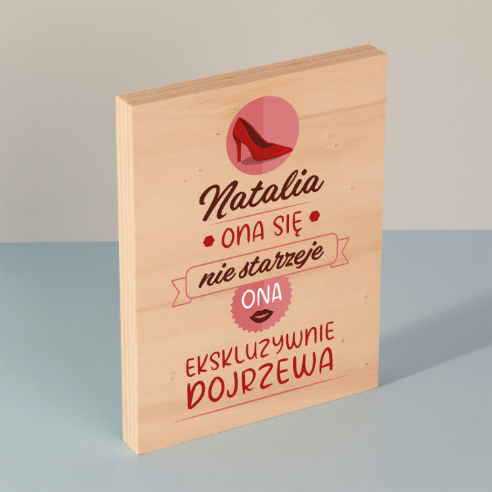 Ona się nie starzeje - Wydruk na drewnie