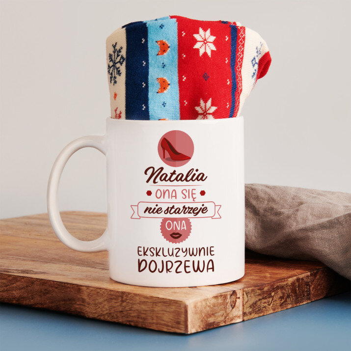 Ona się nie starzeje - Zimowe skarpetki w kubku