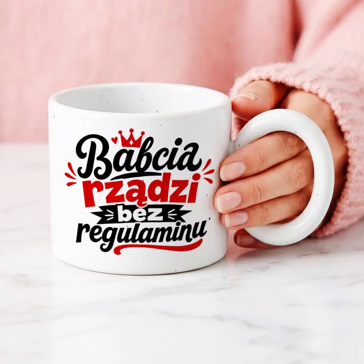 Kubek Z Okrągłym Uchem Dla Babci Prezent Na Dzień Babci Dla Kobiety: Szefowa Domowego Chaosu Kubek Z Okrągłym Uchem Dla Babci Prezent Na Dzień Babci Dla Kobiety: Szefowa Domowego Chaosu