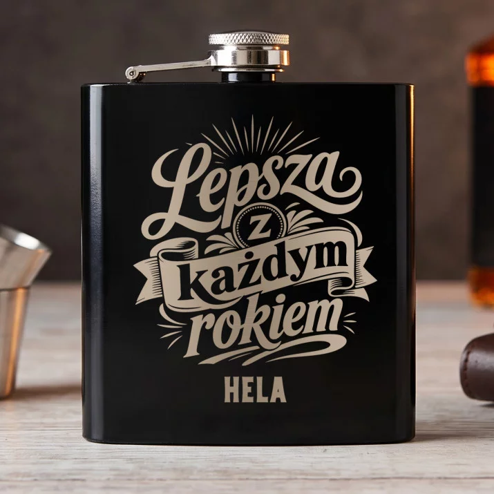 Piersiówka z Grawerem Na Urodziny Prezent Dla Kobiety: Lepsza Z Każdym Rokiem Piersiówka z Grawerem Na Urodziny Prezent Dla Kobiety: Lepsza Z Każdym Rokiem