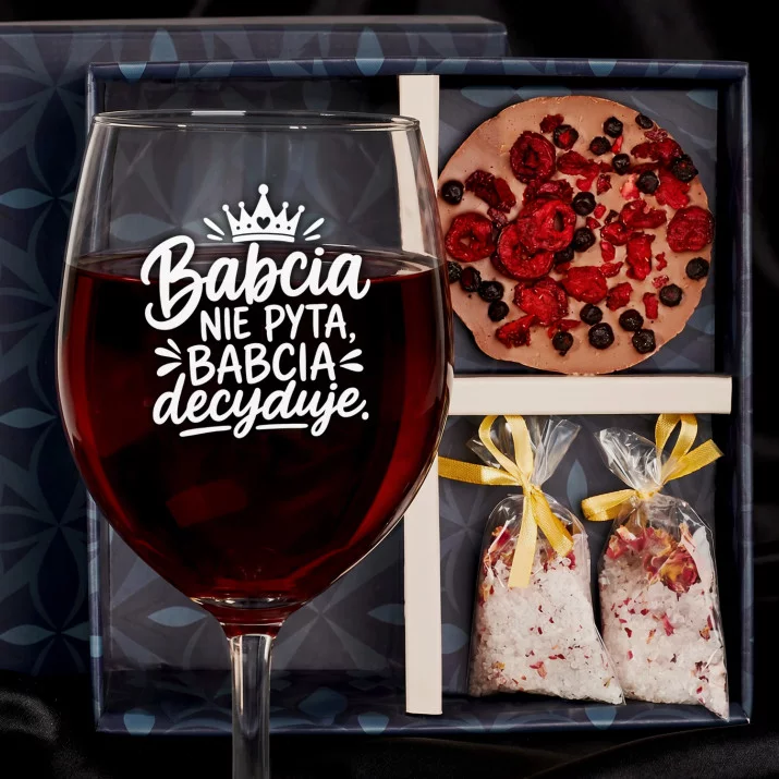 Zestaw Prezenowy Z Kieliszkiem Do Wina Dla Babci: Babcia Decyduje Zestaw Prezenowy Z Kieliszkiem Do Wina Dla Babci: Babcia Decyduje