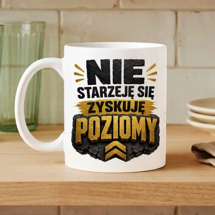 Kubek Z Nadrukiem Na Urodziny Prezent Dla Mężczyzny: Zyskuję Poziomy Kubek Z Nadrukiem Na Urodziny Prezent Dla Mężczyzny: Zyskuję Poziomy