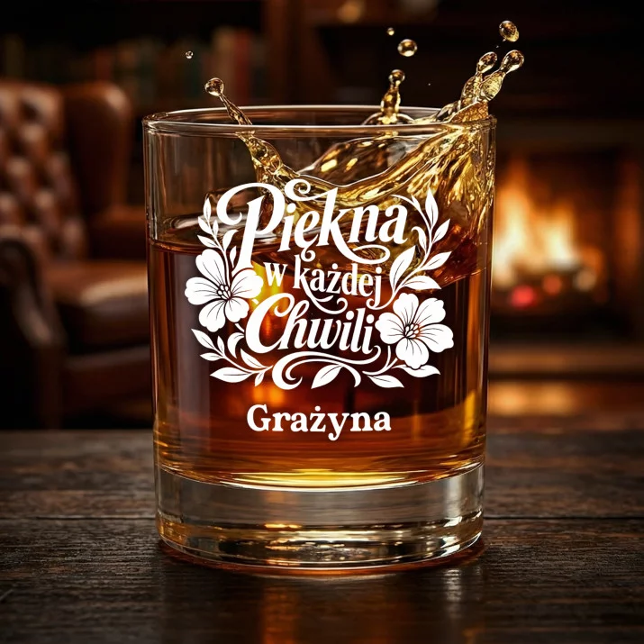 Szklanki Do Whisky z Grawerem Na Mikołajki Prezent Dla Kobiety: Piękna W Każdej Chwili Szklanki Do Whisky z Grawerem Na Mikołajki Prezent Dla Kobiety: Piękna W Każdej Chwili