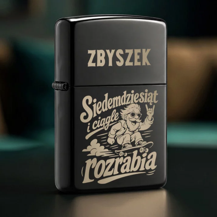 Zapalniczka z Grawerem Na 70 Urodziny Prezent Dla 70 Latka Mężczyzny: Siedemdziesiąt I Ciągle