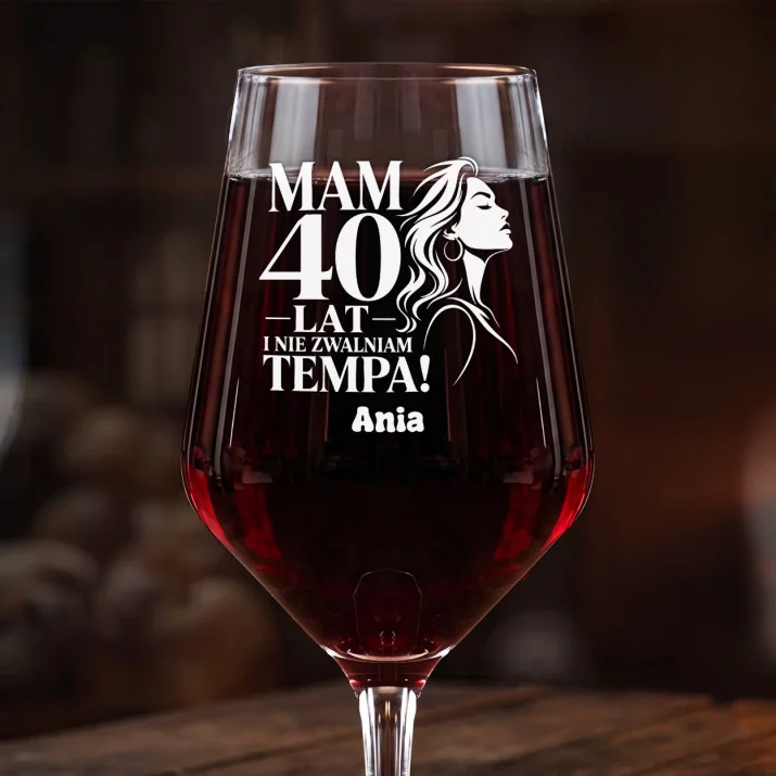 Mega Kieliszek Do Wina z Grawerem Na 40 Urodziny Prezent Dla 40 Latki Kobiety: Mam 40, Nie Zwalniam Mega Kieliszek Do Wina z Grawerem Na 40 Urodziny Prezent Dla 40 Latki Kobiety: Mam 40, Nie Zwalniam