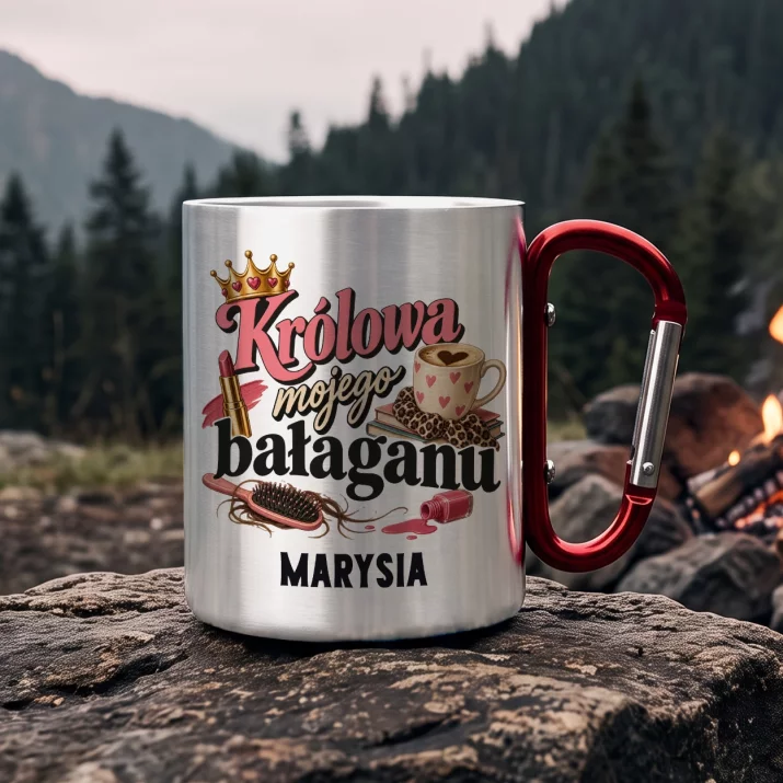 Kubek Metalowy z Karabińczykiem Dla Żony Prezent Na Rocznicę Ślubu Dla Kobiety: Królowa Mojego Bałaganu Kubek Metalowy z Karabińczykiem Dla Żony Prezent Na Rocznicę Ślubu Dla Kobiety: Królowa Mojego Bałaganu