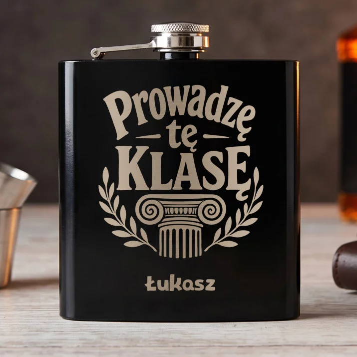 Piersiówka Z Grawerem Dla Wychowawcy Prezent Na Dzień Nauczyciela Dla Mężczyzny: Prowadzę Tę Klasę Piersiówka Z Grawerem Dla Wychowawcy Prezent Na Dzień Nauczyciela Dla Mężczyzny: Prowadzę Tę Klasę