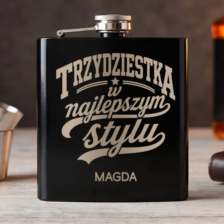 Piersiówka z Grawerem Na 30 Urodziny Prezent Dla 30 Latki Kobiety: Trzydziestka W Najlepszym