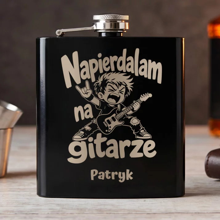 Piersiówka Z Grawerem Dla Gitarzysty Prezent Dla Mężczyzny: Napierdalam Na Gitarze Piersiówka Z Grawerem Dla Gitarzysty Prezent Dla Mężczyzny: Napierdalam Na Gitarze