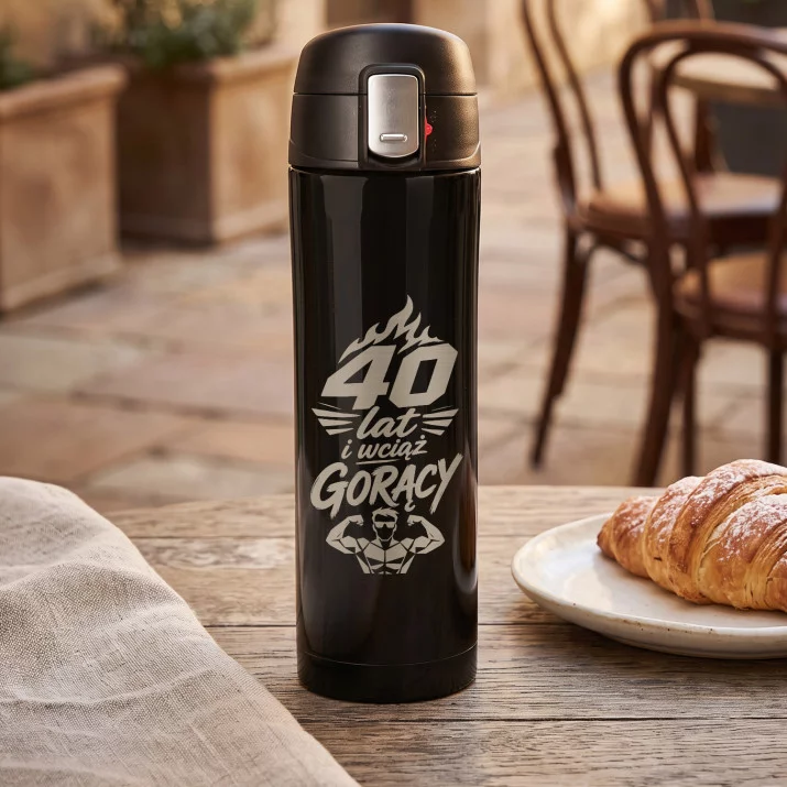 Kubek Termiczny 440ml Dla 40 Latka Prezent Na 40 Urodziny: 40 Lat I Wciąż Gorący