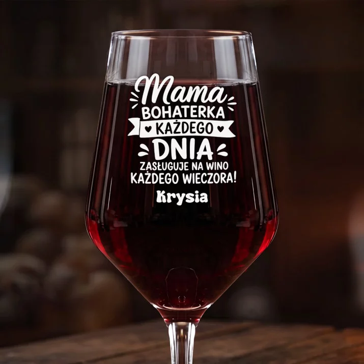 Mega Kieliszek Do Wina z Grawerem Dla Matki Prezent Na Dzień Mamy Dla Kobiety: Mama Bohaterka Wieczora Mega Kieliszek Do Wina z Grawerem Dla Matki Prezent Na Dzień Mamy Dla Kobiety: Mama Bohaterka Wieczora