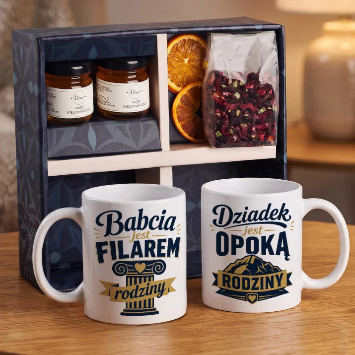 Zestaw Prezenowy Z Kubkami Na Dzień Babci i Dziadka Prezent Dla Babci i Dziadka Pary: Strażnicy Rodzinnej Zestaw Prezenowy Z Kubkami Na Dzień Babci i Dziadka Prezent Dla Babci i Dziadka Pary: Strażnicy Rodzinnej