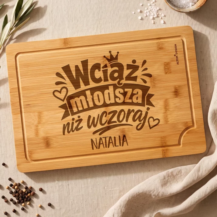 Deska Do Krojenia z Grawerem Na Rocznicę Prezent Na Walentynki Dla Kobiety: Wciąż Młodsza Niż Wczoraj Deska Do Krojenia z Grawerem Na Rocznicę Prezent Na Walentynki Dla Kobiety: Wciąż Młodsza Niż Wczoraj